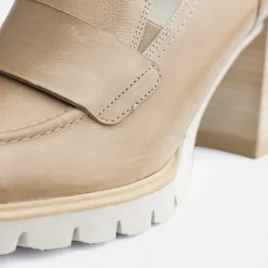 High-front pumps