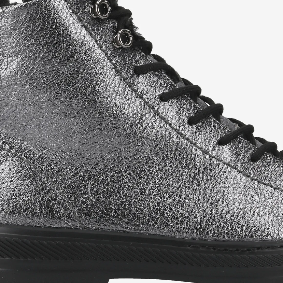 Lace-up ankle boot with warm lining