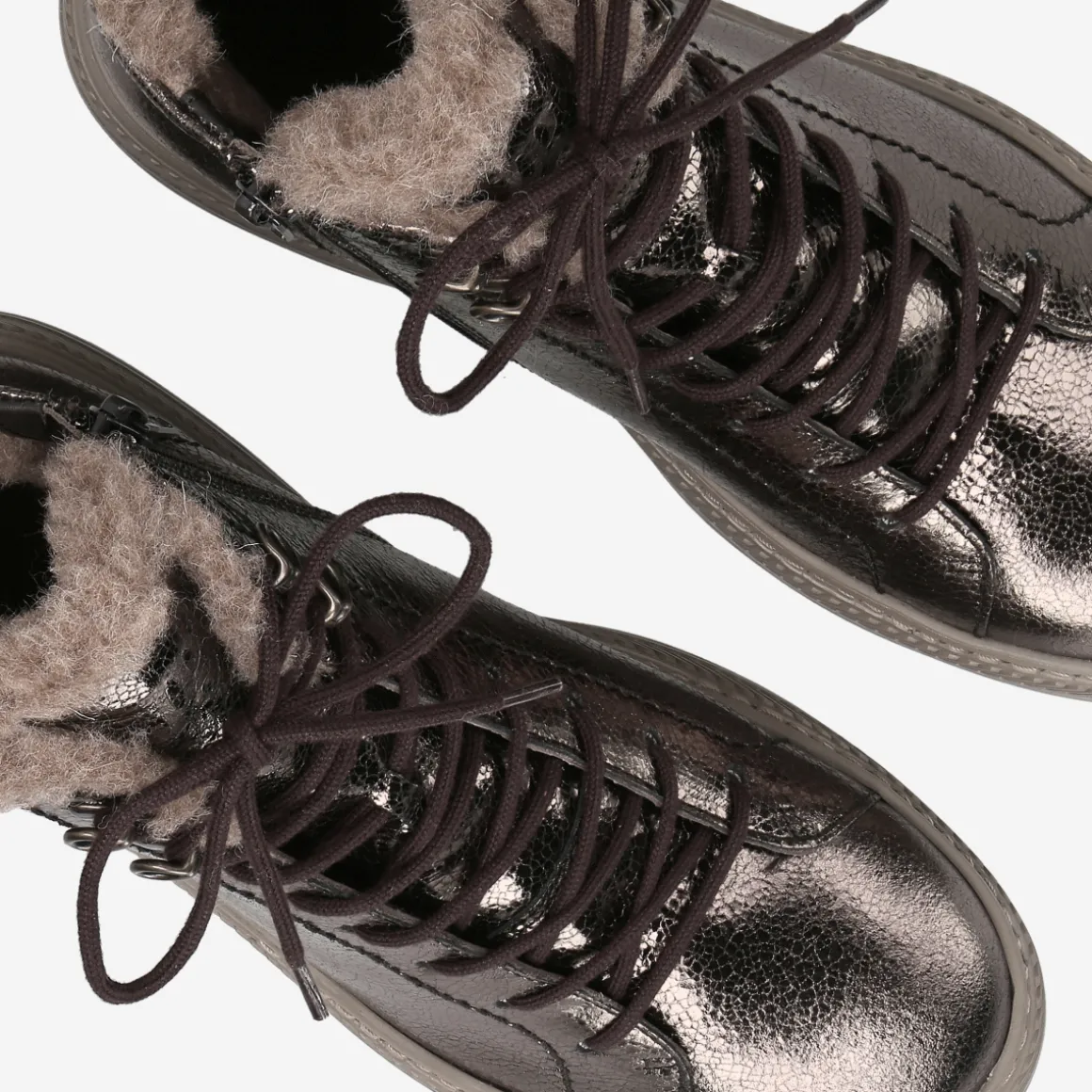 Lace-up ankle boot with warm lining