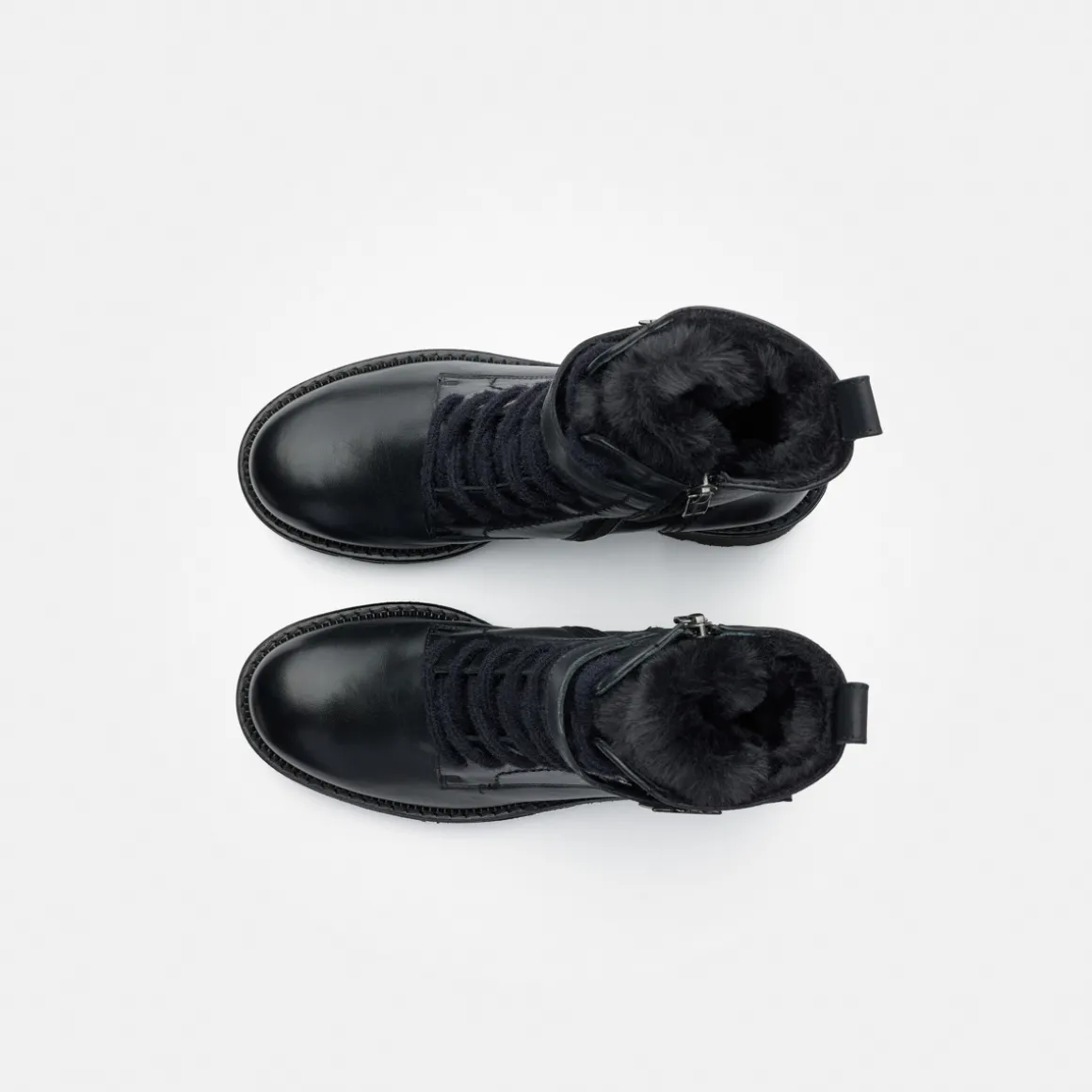 Lace-up bootie with warm lining