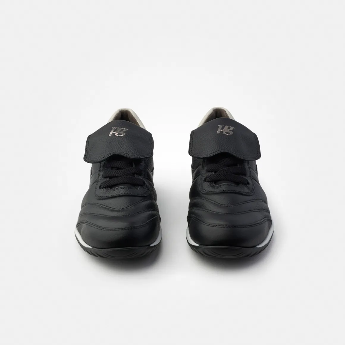 Sneaker with removable footbed