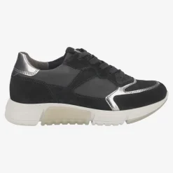 Sneaker with removable footbed