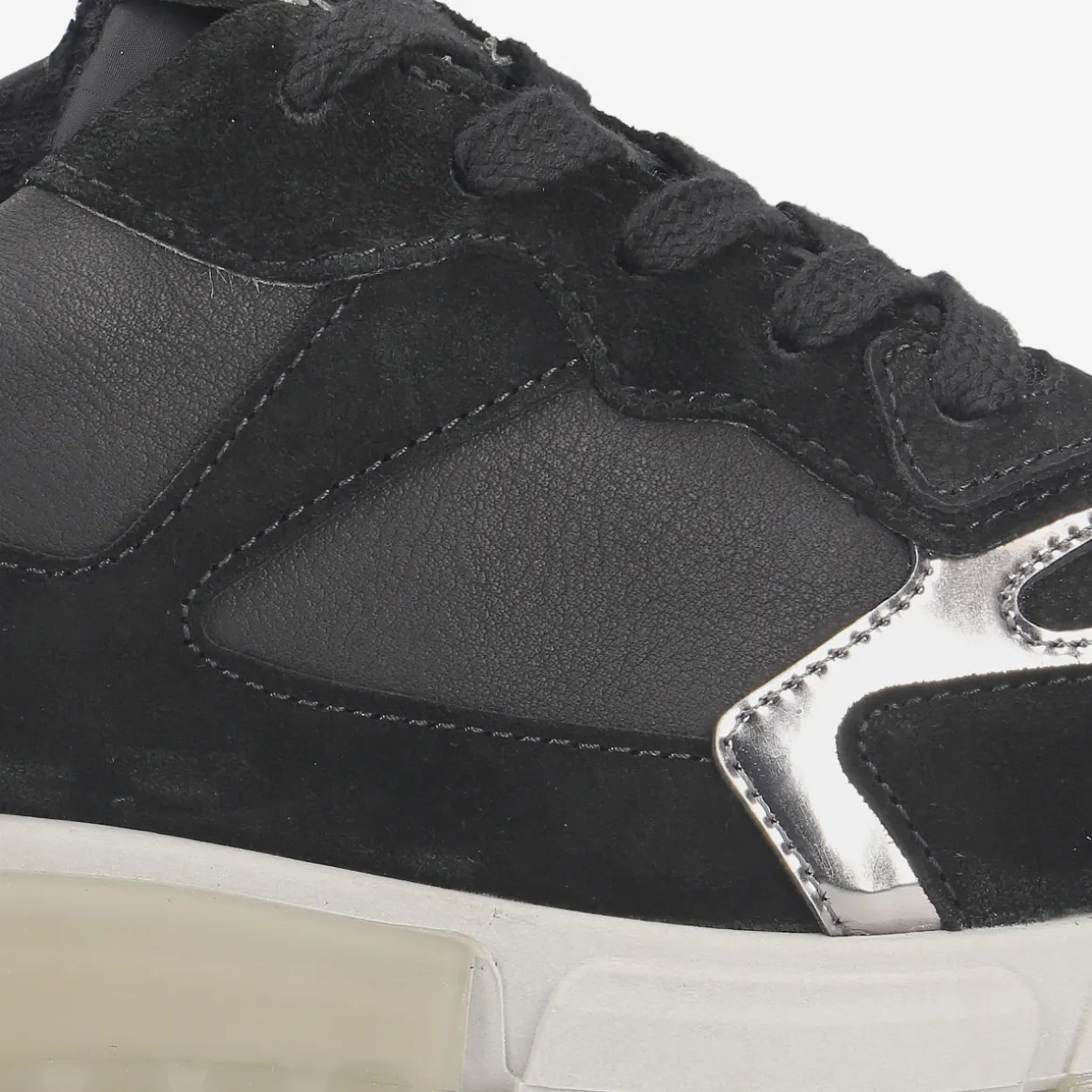 Sneaker with removable footbed