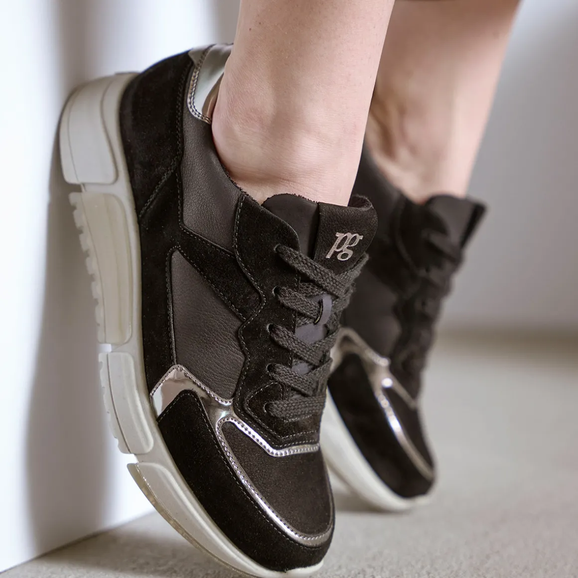 Sneaker with removable footbed