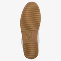 Sneaker with removable footbed