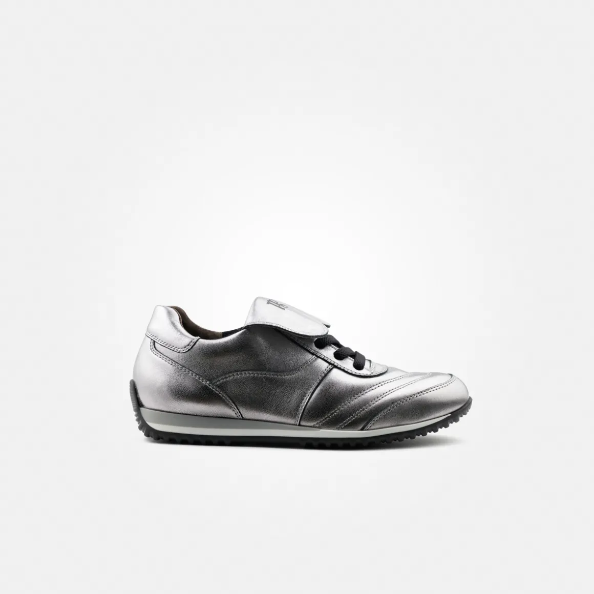 Sneaker with removable footbed