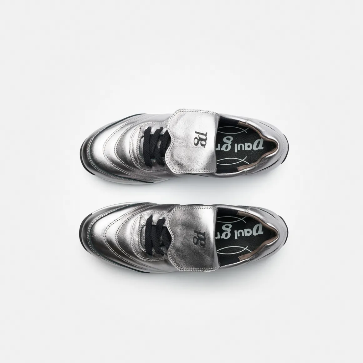 Sneaker with removable footbed