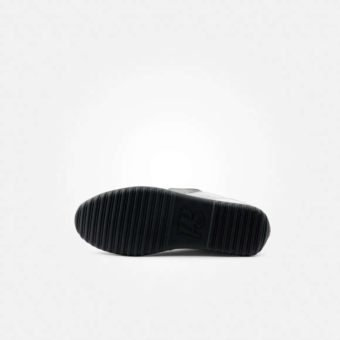 Sneaker with removable footbed