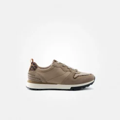 Sneaker with removable footbed