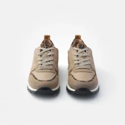 Sneaker with removable footbed