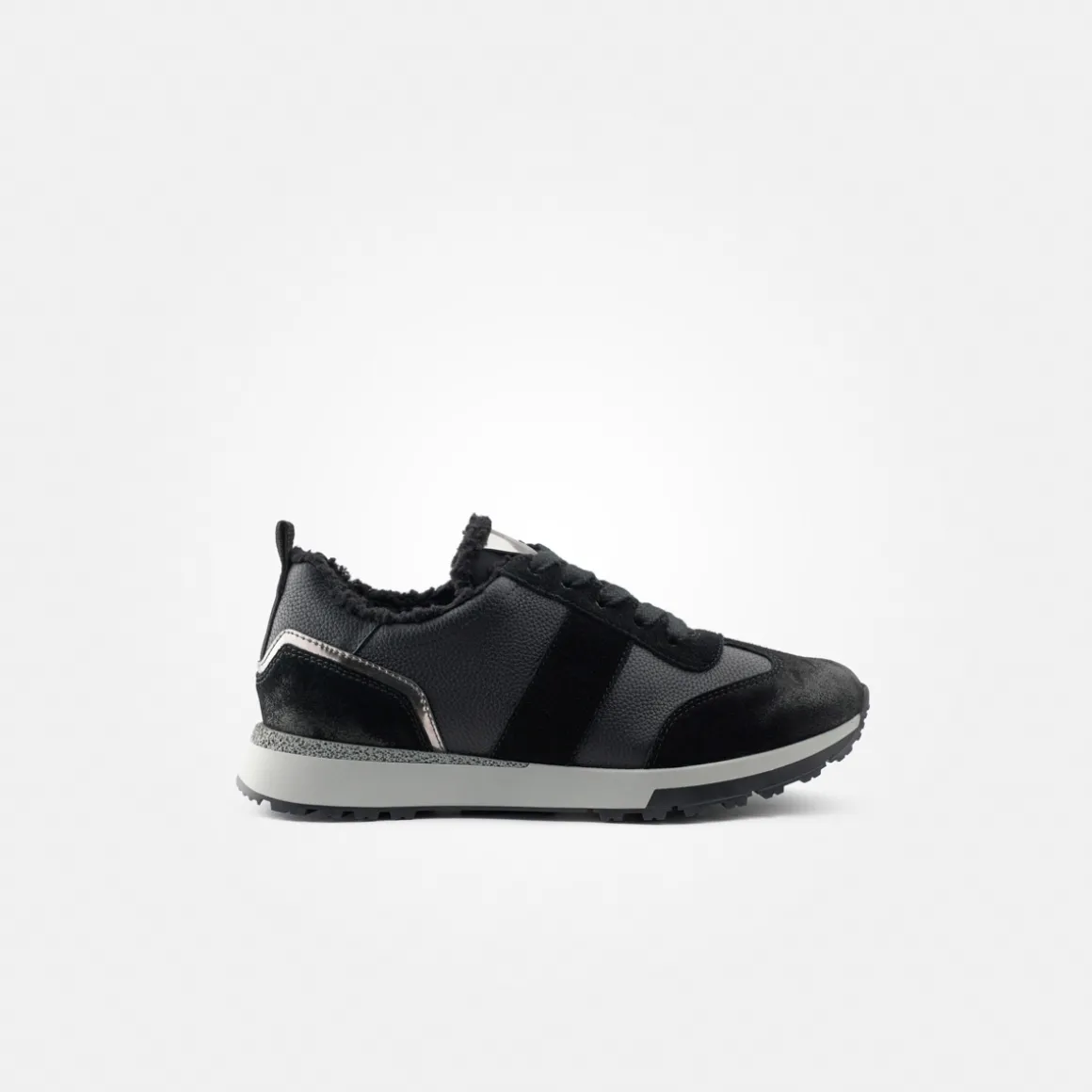 Sneaker with removable footbed