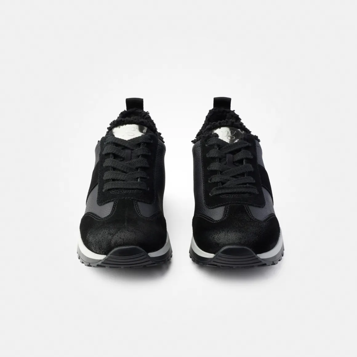 Sneaker with removable footbed