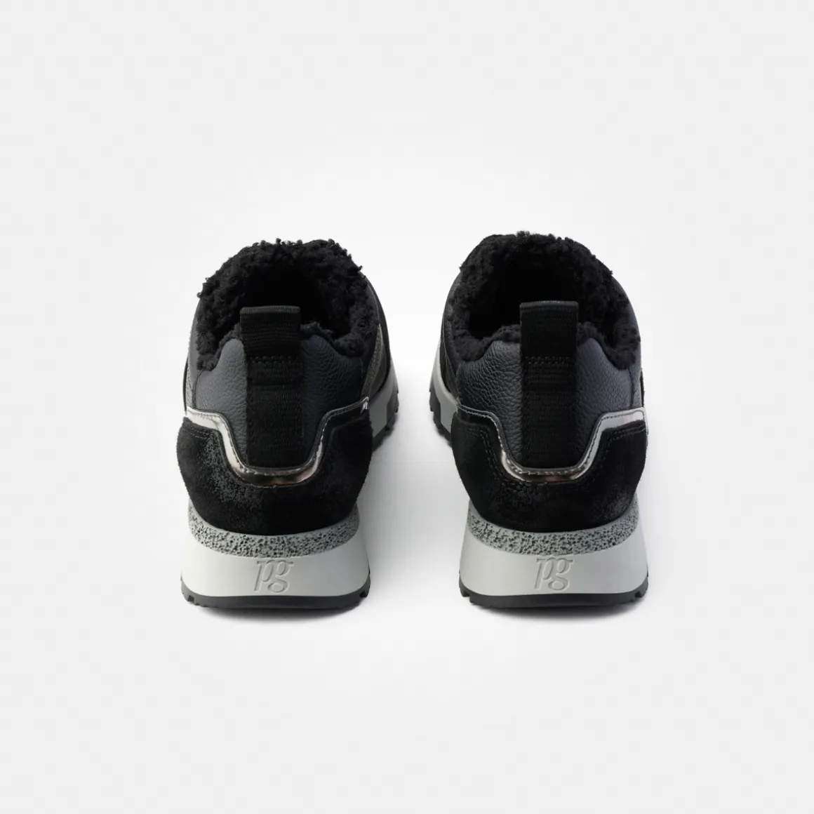 Sneaker with removable footbed