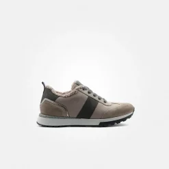 Sneaker with removable footbed