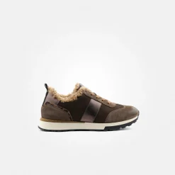 Sneaker with removable footbed