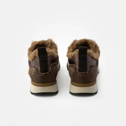 Sneaker with removable footbed